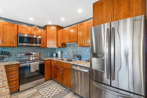 Sunny condo w/ pool, hot tub & beach gear