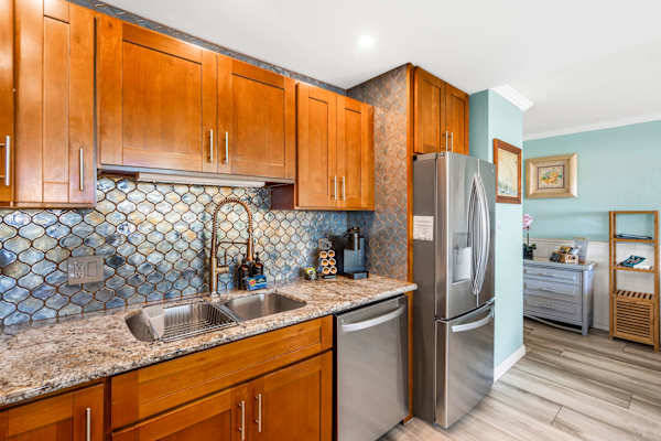 Sunny condo w/ pool, hot tub & beach gear