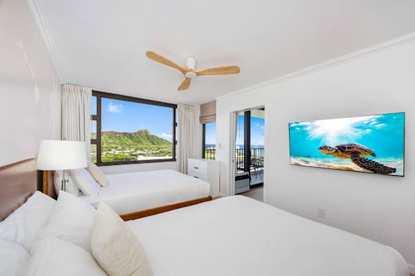 Relax in your bedroom with 2 queen beds, a 50" smart TV, a ceiling fan, and a beautiful Diamond Head mountain view!