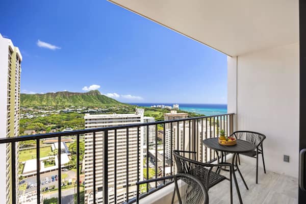 Have your morning coffee in your private balcony while enjoying the gorgeous view of Diamond Head mountain and the ocean.