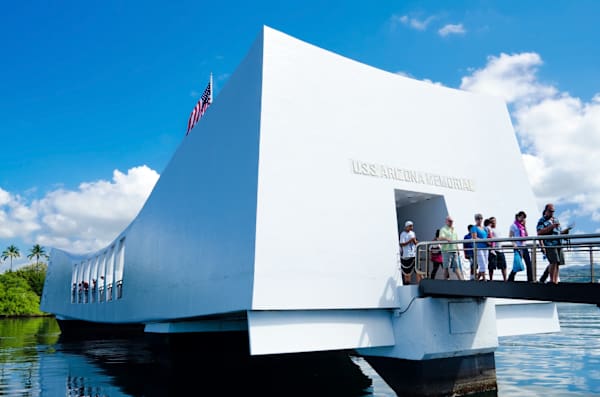 Gain insight into history on your Hawaiian vacation! While enjoying the sun-drenched beaches of Waikiki, take a meaningful day trip to significant sites like the USS Arizona Memorial for a truly enriching and unforgettable experience.