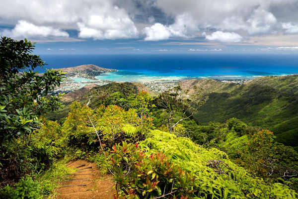Gaze out over the vibrant turquoise waters of Maunalua Bay and the lush ridges of East Oahu from this stunning viewpoint along the Kuli’ou’ou Ridge Trail.