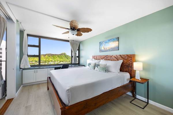 Enjoy the Diamond Head mountain & ocean view from your bedroom.