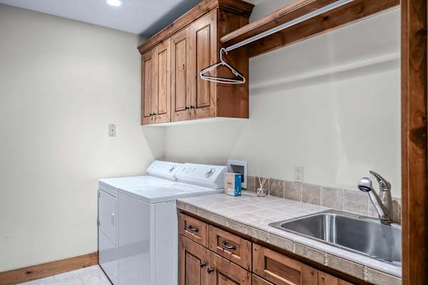 Abode at Trail Creek Canyon, ranch estate, views, hot tub, games