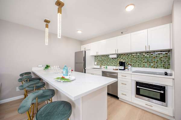Full kitchen and dining area with 4 bar chairs