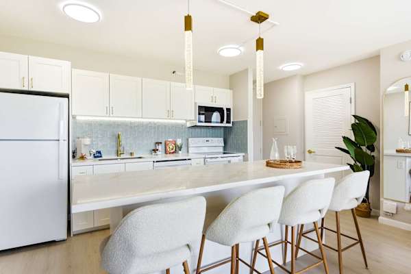 Share meals together in your breakfast bar, good for 4!