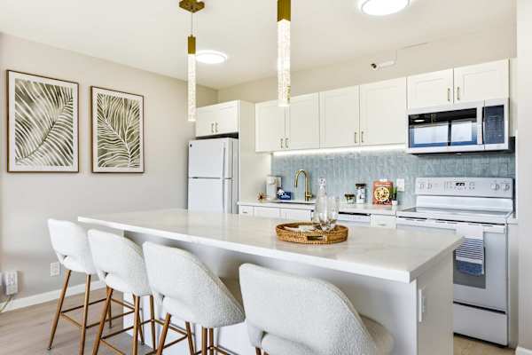 Share meals together in your breakfast bar, good for 4!