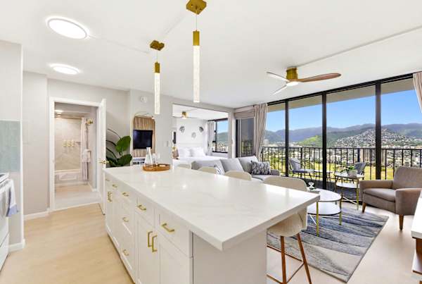 Kitchen bar with 4 chairs