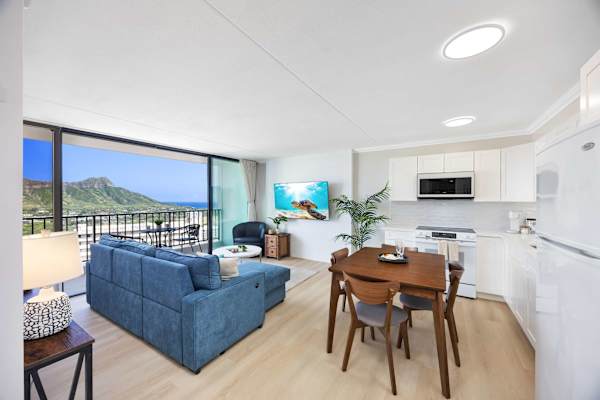 Stay in our fully renovated condo with a sectional sofa, dining area for 4, and a fully equipped kitchen