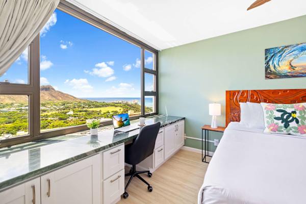 A perfect place for working and enjoying this amazing Diamond Head view