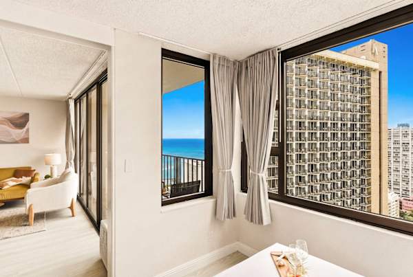 Wake up to stunning cityscapes and a beautiful slice of the ocean right from your bedroom.