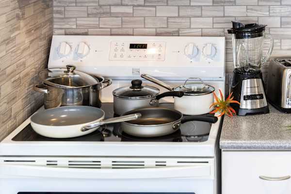 A range of casseroles and frying pans in assorted sizes is provided for guests, making it easy to prepare anything from quick breakfasts to full family meals.