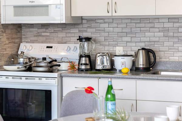 Enjoy convenient meal prep with handy small appliances—blender, rice maker, electric kettle, and toaster—ready for your use.