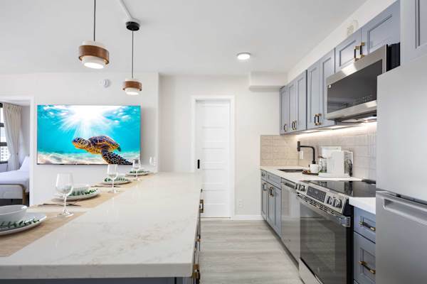 Fully equipped kitchen with full-sized appliances