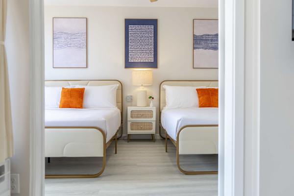 2 Queen beds in the bedroom