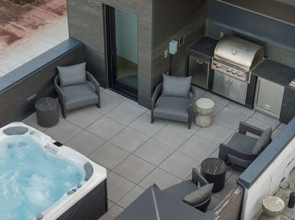 Abode at Sky View, rooftop hot tub, walk to town, stunning views