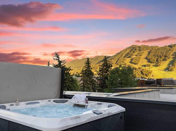 Abode at Sky View, rooftop hot tub, walk to town, stunning views