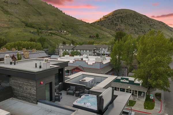 Abode at Sky View, rooftop hot tub, walk to town, stunning views