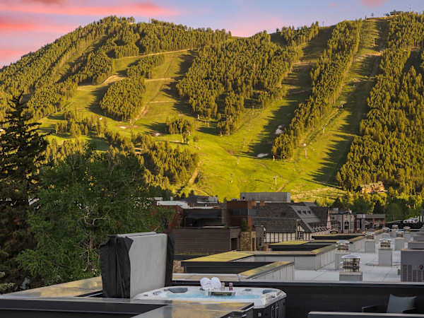 Abode at Sky View, rooftop hot tub, walk to town, stunning views