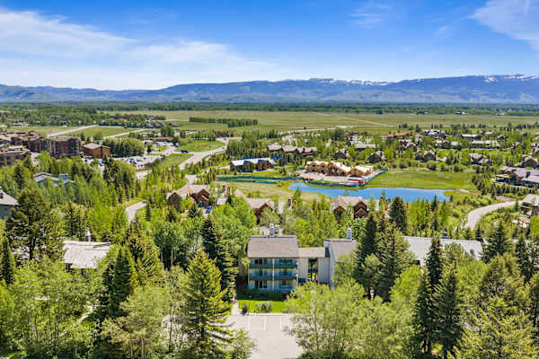 Abode at Solstice Suite, ski shuttle, hot tub, Teton Village