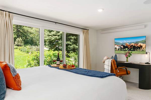 Abode at Solstice Suite, ski shuttle, hot tub, Teton Village