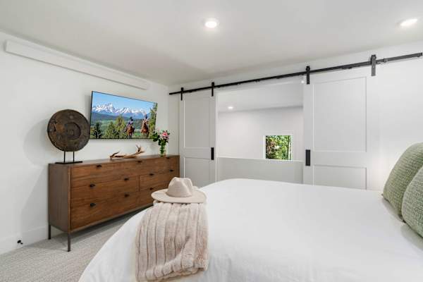 Abode at Solstice Suite, ski shuttle, hot tub, Teton Village