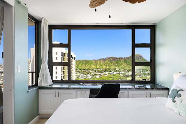 Enjoy the Diamond Head mountain & ocean view from your bedroom.