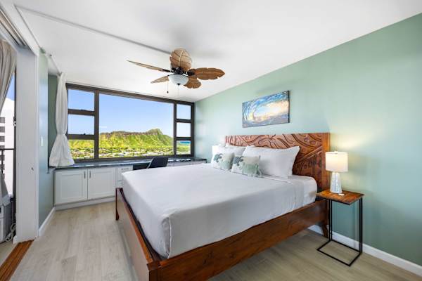 Enjoy the Diamond Head mountain & ocean view from your bedroom.