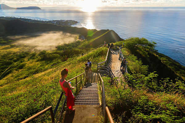 Soak in golden-hour magic at Diamond Head, Oʻahu, where sweeping ocean views, lush ridges, and iconic island scenery meet at the top.