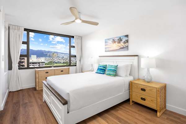 Have a relaxing sleep in your bedroom with a queen-size bed, ceiling fan, and great mountain views from your window.