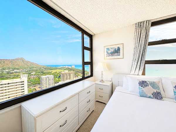 Immerse yourself in breathtaking, wall-to-wall ocean and mountain panoramas right from the comfort of your bedside