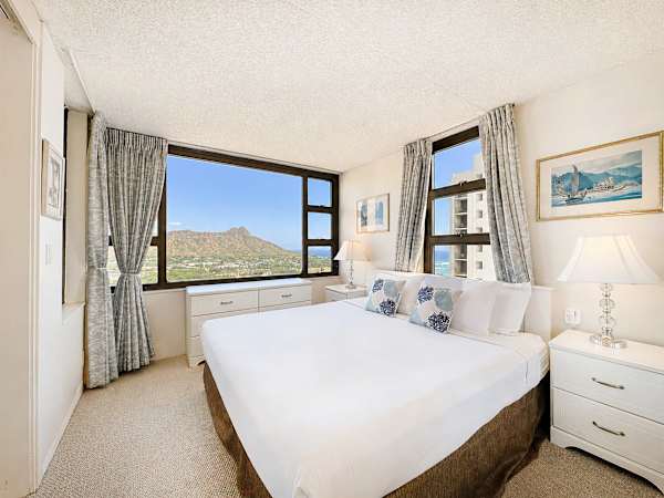 Drift off to sleep and wake up refreshed in a plush king bed, framed by sweeping, picture-perfect mountain and ocean views.