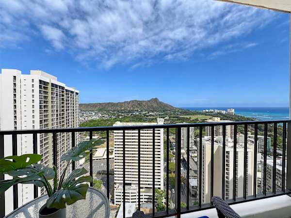 Step out onto your high-rise private balcony to absorb the ultimate Hawaiian backdrop, a magnificent view of Diamond Head meeting the turquoise ocean