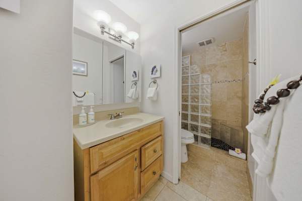 Fresh & Modern Full Bathroom