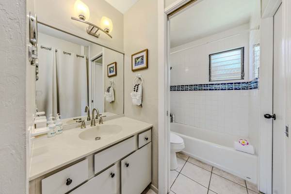 Fresh And Bright Bathroom Retreat
