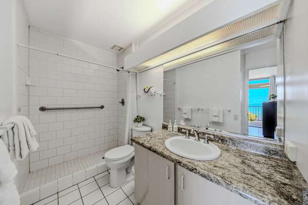 Fresh And Bright Bathroom Retreat