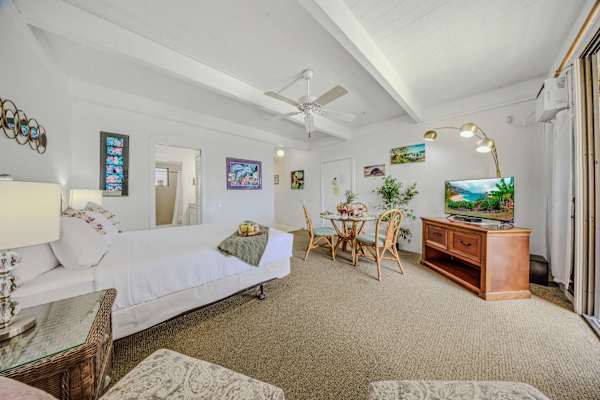 Relax in Your Cozy Hawaiian Retreat