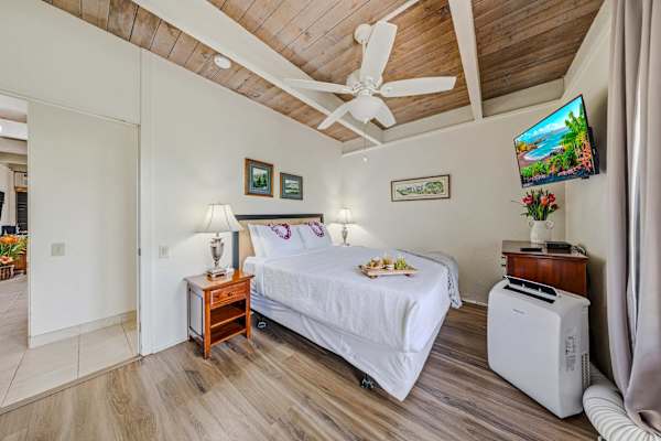 Cozy Air-Conditioned Bedroom Retreat For Cool Island Nights