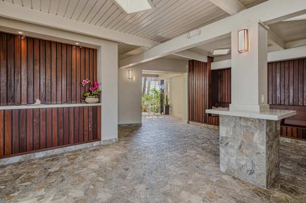 Sophisticated Open-Air Reception Area For A Warm Welcome