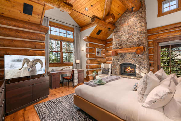 Abode at Timber Ridge, ski-in/out luxury home, private hot tub