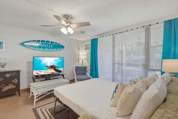 Unwind in total comfort with additional sleeping space on the pull-out sofa bed, complete with a flat-screen TV and tropical decor right at hand.