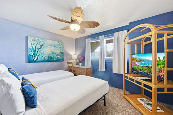 Fun Twin Bedroom For Family Stays