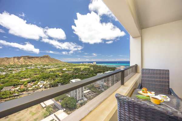 Dine alfresco on your private lanai against a breathtaking backdrop of Diamond Head, lush greenery, and sparkling ocean waters.