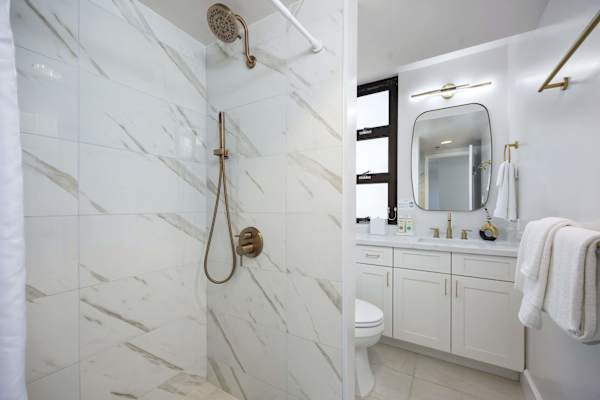 Refresh in your modern bathroom with a walk-in shower