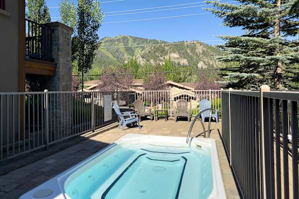 Abode at The Timbers, minutes to skiing, hot tub