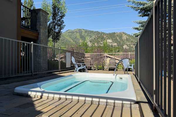 Abode at The Timbers, minutes to skiing, hot tub