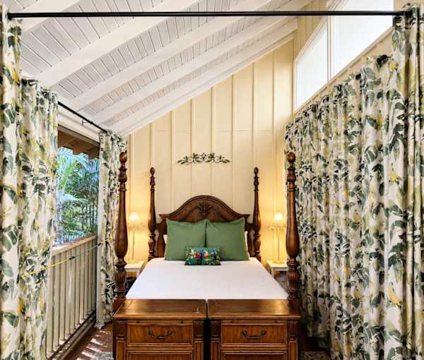 Island atmosphere in bedroom with queen bed