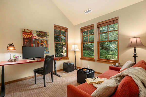 Abode at The Timbers, minutes to skiing, hot tub