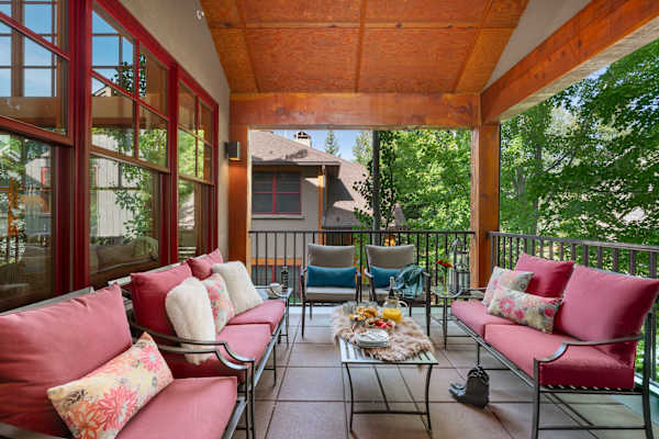Abode at The Timbers, minutes to skiing, hot tub