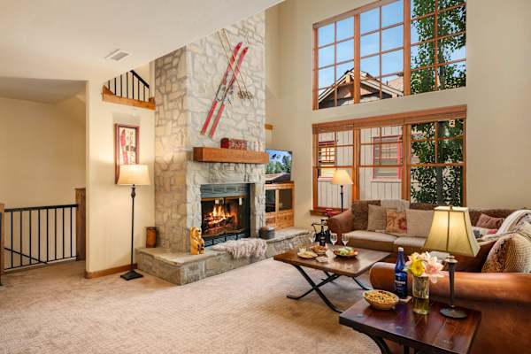 Abode at The Timbers, minutes to skiing, hot tub